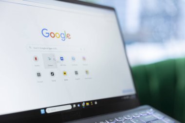 Bükreş, Romanya - 30 Temmuz 2024 - Dizüstü bilgisayarında Disney Plus yer imli Google arama motoru, sinema veya televizyon programlarında kullanılan servis platformu. İş CEO 'su.