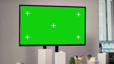 Modern boş emlak sektörü TV monitöründe fotokopi alanı, yapısal planları olan ofis ve konut projesi inşaatı için kullanılan şehir haritaları. Kentsel kalkınma stratejileri.