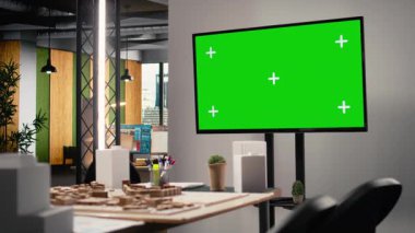 İnovasyon merkezinde devasa yeşil ekran televizyonu olan boş bir emlak ofisi, akıllı şehir planlama ve apartman inşaatı tartışmalarını içeren bir sonraki proje brifingi için hazırlandı..