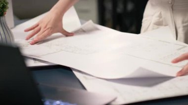 Şehir planlama oturumunu planlama planlarını planlama planları ve imar düzenlemeleri ile kapatan müteahhit, konut hazırlıklarına odaklanıyor. Şehir gelişimi. Kamera B.