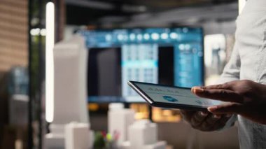 Siyahi profesyonellerin kapatılması, akıllı bir şehir altyapısı için, mülkiyet inşaatı, yatırım ve imar düzenlemelerine odaklı bir plan oluşturmak için tablet üzerinde mimari yazılım kullanıyor. Kamera A.