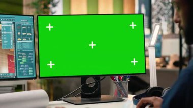 Mimari planları yeşil ekran ile gözden geçiren emlak geliştiricisi, konut ve kentsel kalkınma projeleri için yenileme planları ve genişleme stratejisi yapıyor. Emlak sektörü. Kamera B.