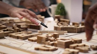 İnşaatçıların kapatılması, altyapı büyümesi için konut projesiyle birlikte şehir planlama girişimi üzerinde birlikte çalışmakta, uzmanlar site hazırlığı için 3D modeller kullanmaktadır. Büyük plan. Kamera B.