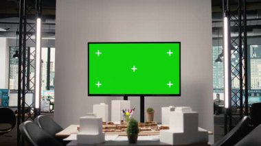 Modern boş emlak sektörü TV monitöründe fotokopi alanı, yapısal planları olan ofis ve konut projesi inşaatı için kullanılan şehir haritaları. Kentsel kalkınma stratejileri.