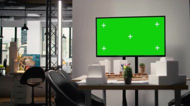 Mülk geliştirmek için tasarlanmış temiz çalışma alanı, TV 'de yeşil ekran, planlı boş toplantı alanı, 3 boyutlu modeller ve akıllı şehir projeleri için kullanılan dijital planlama araçları sergileniyor.