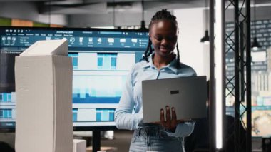 Afrikalı Amerikalı müteahhit modern tasarım yazılımını kullanarak kentsel altyapı için bir vizyon yaratıyor, mülk inşaatı ve yerleşim alanı planlamasına odaklanıyor. Yenilik merkezi. Kamera B.