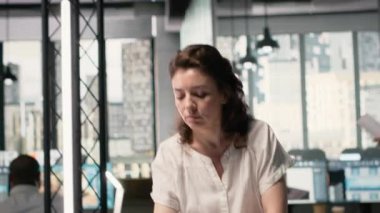 Emlak müteahhidi modern ofis alanındaki arazi satın alma planlarını kesinleştiriyor, dikkatli kentsel planlama ve yatırım stratejisi yoluyla proje başarısı için çalışıyor. Akıllı şehir. Kamera B.