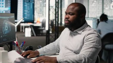 Yapay zeka, derin öğrenme algoritmaları ve veri bilimi, mülkiyet gelişimini ve ticari büyümeyi destekleyen yenilikçi emlak projesi planlaması. Büyük şehir planı. Kamera B.