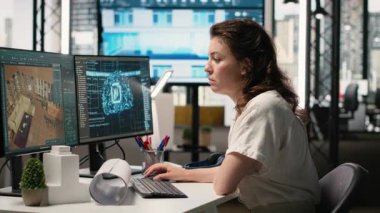 Emlak analisti proje geliştirme ve tasarım için yapay zeka kullanır, makine öğrenimi ve büyük veri analizleri AI mühendisliğine ticari mülkiyet için olanak sağlar. Kamera B.