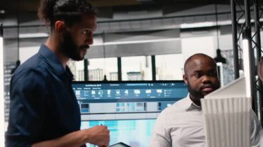 Kentsel kalkınma uzmanları, mülk edinme yönetmelikleri için 3D modeller üzerinde çalışarak yeni bir konut projesi tasarlamak için takım çalışması yapıyorlar. Yerleşim yerinin ana planı. Kamera B.