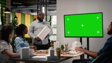 Çeşitli geliştiriciler kopya alanının yanında imar düzenlemeleri, mimari 3D modeller ve site hazırlama ve geliştirme için tasarım araçlarıyla şehir planlama stratejileri için oturum düzenlemeleri gözden geçirirler. Kamera A