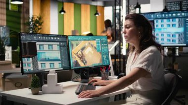 Emlak müteahhidi, yazılım araçlarıyla emlak planları ve altyapı tasarımı analizi, konut genişlemesi ve yeni inşaat için duvar yapısı planlama. Kamera A.