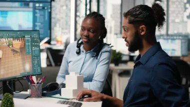 Dijital proje iç tasarım ve planlarını inceleyen müteahhit ekibi, emlak geliştirme için yapıyı planlıyor. İnşaat alanının kat planları ve konut planları. Kamera B.