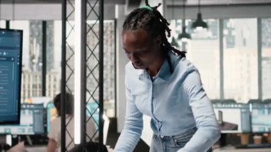 Afrikalı Amerikalı müteahhit geleceğin inşaat alanı için mimari 3D modelleri, yeni bir konut projesi için şehir planlamasını inceliyor. Konut projesinin ana planı. Kamera B.