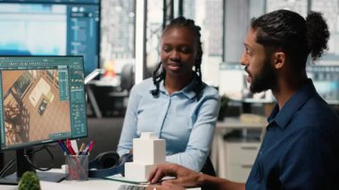 Mühendisler ölçüm ve planlama için yazılım kullanıyorlar, iç tasarım araçlarını kullanarak duvar yapısı ve emlak endüstrisinde yeni bir inşaat için zemin planı yapıyorlar. Kamera B.