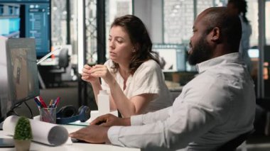 Mülk geliştirme ekibi dijital planlarla kentsel projeleri yönetiyor, ticari ofisler ve konut planları yapıyor. Daire düzeni ve yapısı. Kamera B.