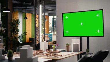 3 boyutlu yazılım ve kroma anahtar ekranlı boş bir emlak ofisi, modern planlı bir konut tasarımı planlıyorlar. Kentsel kalkınma ve emlak yatırımı.