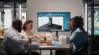 Çeşitli mühendisler, konut planının genişlemesini ve altyapı büyümesini üç boyutlu modellerle planlamak için yapısal emlak şehir planlamasını gözden geçiriyorlar. Yenilik merkezi. Kamera A.