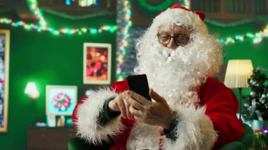 Dost canlısı Noel Baba tatilde ailelerle sohbet ediyor. Noel Baba gibi giyinmiş bir adam neşeli bir ortam yaratıyor, ailelere internetten mesaj atıyor, kamera A
