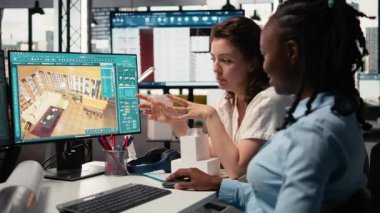 Mimari ölçüm yazılımıyla çalışan profesyonel bayan ekip, bina yapısını ve kat planını planlıyor. Emlak projeleri için iç tasarım. Kamera A.