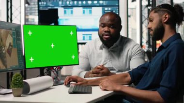 Emlak yatırımcısı ve müteahhiti izole edilmiş bilgisayar düzeni, altyapı tasarımları hazırlama ve konut ve ticari emlak geliştirme stratejisini gözden geçirme. Kamera B.