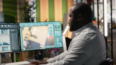 Gayrimenkul uzmanı inşaat projelerini yönetmek için teknolojiyi kullanıyor, kentsel kalkınma için bina planına odaklanıyor. Siyah geliştirici iç tasarıma odaklanıyor. Kamera B.