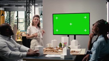 Emlak müteahhitleri, akıllı bir şehir yenilik merkezinde işbirliği yapmak, altyapı ve yatırım hedeflerine sahip konut projeleri planlamak için yeşil ekran ve mimari planlar kullanıyorlar. Kamera A.