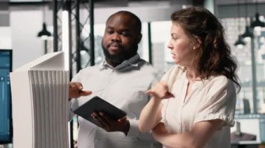 Çok ırklı mühendisler konut projesi düzeni için güçlerini altyapı büyüme girişimi için 3D modellerle birleştiriyor, emlak ekibi site hazırlığı için konut planları hazırlıyor. Kamera B.