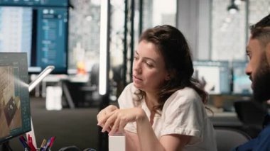 Çeşitli gayrimenkul müteahhitleri ekibi altyapı planlarını gözden geçirir ve iç tasarım, emlak yatırımları için dijital yazılım ve konut geliştirme planları yapar. Kamera B.