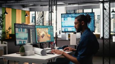 Ortadoğulu erkek müteahhit mobilya ve diğer yapı detaylarıyla emlak düzeni yaratıyor. Bilgisayarda iç tasarım. Bir konut inşaatı üzerinde çalışıyorum. Kamera A.