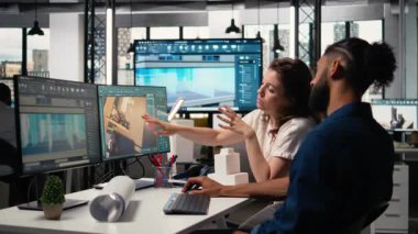 Mimari tasarım yazılımı, proje planları ve emlak genişlemesi ve kentsel kalkınma için yenileme stratejileri üzerinde çalışan mühendis ve emlak geliştiricisi. Kamera A.