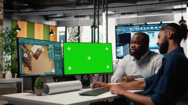 Emlak yatırımcısı ve müteahhiti izole edilmiş bilgisayar düzeni, altyapı tasarımları hazırlama ve konut ve ticari emlak geliştirme stratejisini gözden geçirme. Kamera A.