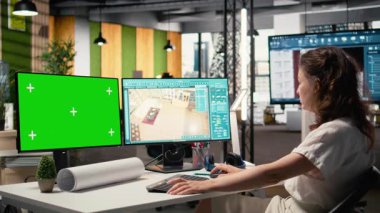 Şirket işyerindeki geliştiriciler, ana planları model ekran, altyapı stratejisi ve konut ve emlak yatırımının başarısını sağlamak için site hazırlama detaylarıyla analiz ediyorlar. Kamera A.