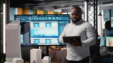 Afrika kökenli Amerikalı erkek müteahhit, yerleşim alanının gelişimi için arazi hazırlama yönetmelikleri üzerinde çalışıyor. Akıllı şehir altyapısının büyümesi için ana plan. Kamera A.