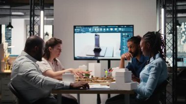 Emlak müteahhitleri, konut piyasası talebiyle uyumlu takım çalışması ve yenilikçi fikirleri vurgulayarak, apartman inşaatı projesinin ana planlarını sunmak üzere bir araya geldiler. Kamera A.