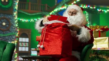Noel Baba, iyi davranan çocukların listesini bitirdikten sonra hediyelerle dolduruyor. Sahte sakallı yaşlı kişi, seyahat etmeye ve çocukları ziyaret etmeye hazırlanıyor, kamera A