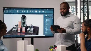 Siyahi müteahhit, mimari yazılımı ve ekibiyle birlikte 3D modelleri inceliyor, kentsel gelişim için başarılı konut projesi. Altyapı büyümesi için akıllı şehir konutları. Kamera B.