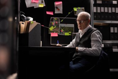 Kıdemli polis memuru dava dosyalarındaki ifadeleri ve ayrıntıları analiz ediyor, bir adli soruşturmanın gerçekliğini kanıtlamak için önemli kanıtları yorumluyor ve birleştiriyor. Gizli görev.