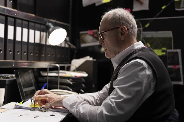 Polis baş müfettişi gizli dava dosyalarını ve şüpheli profillerini inceler, kayıtları analiz eder ve adli soruşturma için kanıtları birbirine bağlar. Adli tıp ipuçları.