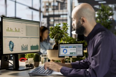 Orta Doğulu analist stratejik planlama, kaynak tahsisi ve etkili iş operasyonları için şirket verilerini inceliyor. Adam finansal tahminler ve veri analizleri yapıyor..