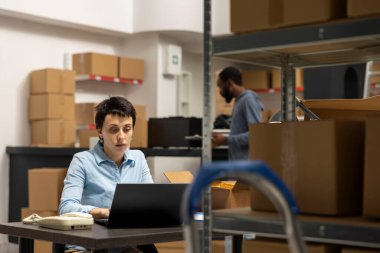 Masadaki kadın işyeri sahibi, yerel marka işlemleri için özel siparişler düzenliyor, ambara paketleri ekspres teslimata hazırlamak için küçük girişim lojistik süreci. El çantası..