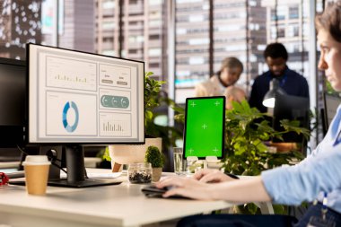 Kadın iş analisti, çok uluslu şirket büyümesi üzerinde çalışan kroma anahtarının yanında proje yöneticiliği yapıyor. Çalışan şirket başarısı için strateji planlamasına odaklanıyor.