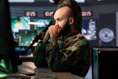 Askeri ajan taktiksel keşif yapar, veri analizi ve görev planlama için yüksek teknoloji altyapısını kullanır. Asker, radarı kullanarak ekrandaki hava haritasına bakarak hedefleri belirliyor.