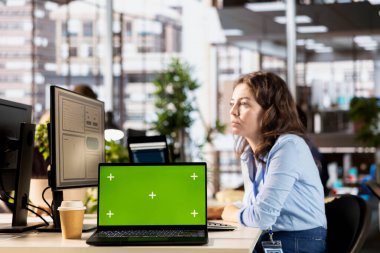 Genç işletme danışmanı, çok uluslu şirket kar artışı üzerinde çalışan kroma anahtarının yanında görev yönetimi yapıyor. Başarı için strateji planına odaklanan kadın yönetici.