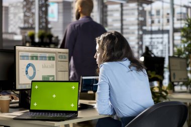 İş analisti, izole edilmiş kroma anahtarının yanındaki bütçe numaralarını inceliyor ve tüm kaynakları gelişime göre ayırıyor. Şirket büyümesi ve ağ oluşturma hedeflerine ulaşın.