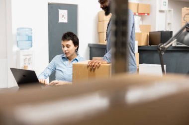 Çeşitli çalışanlar yerel bir markanın sevkiyatını yönetiyor, ulaşım lojistiğini denetliyor ve dağıtım merkezi faaliyetlerini yönetmek için el yapımı mallar, küçük ölçekli teslimat servisi....