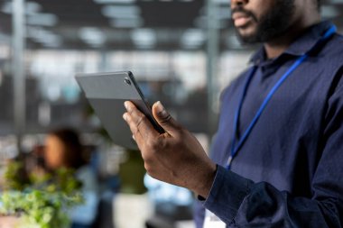 Afro-amerikan iş danışmanı finansal bir raporu değerlendirir ve görüşleri gözden geçirir, örgütsel ilerleme için bir öngörü geliştirir. Profesyonel adam görev yönetiminde..