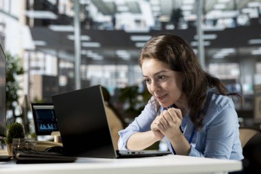 Proje güncellemesi hakkında iyi haberler okuyan memnun şirket çalışanı, iş başarısından memnun. Görev ve veri yönetimindeki zaferi kutlayan mutlu kadın..