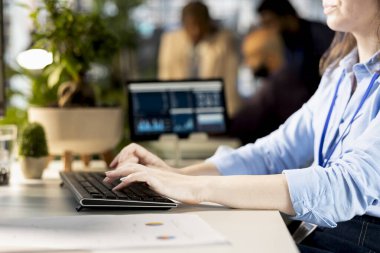 Kadın analist, yeni bir strateji oluşturmak ve kaynak tahsisi ve etkili ticari operasyonlar için şirket verilerini gözden geçiriyor. Uzman finansal tahminlerde bulunuyor.