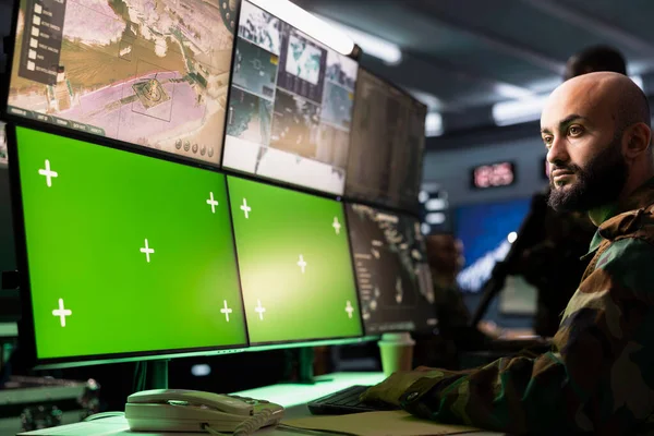 İzole ekran uydu teçhizatı kullanarak düşman hava saldırılarını izleyen askeri erken uyarı sistemi operatörü. Ordu askeri, radar altyapısı ile hava sahası üstünlüğünü koruyor